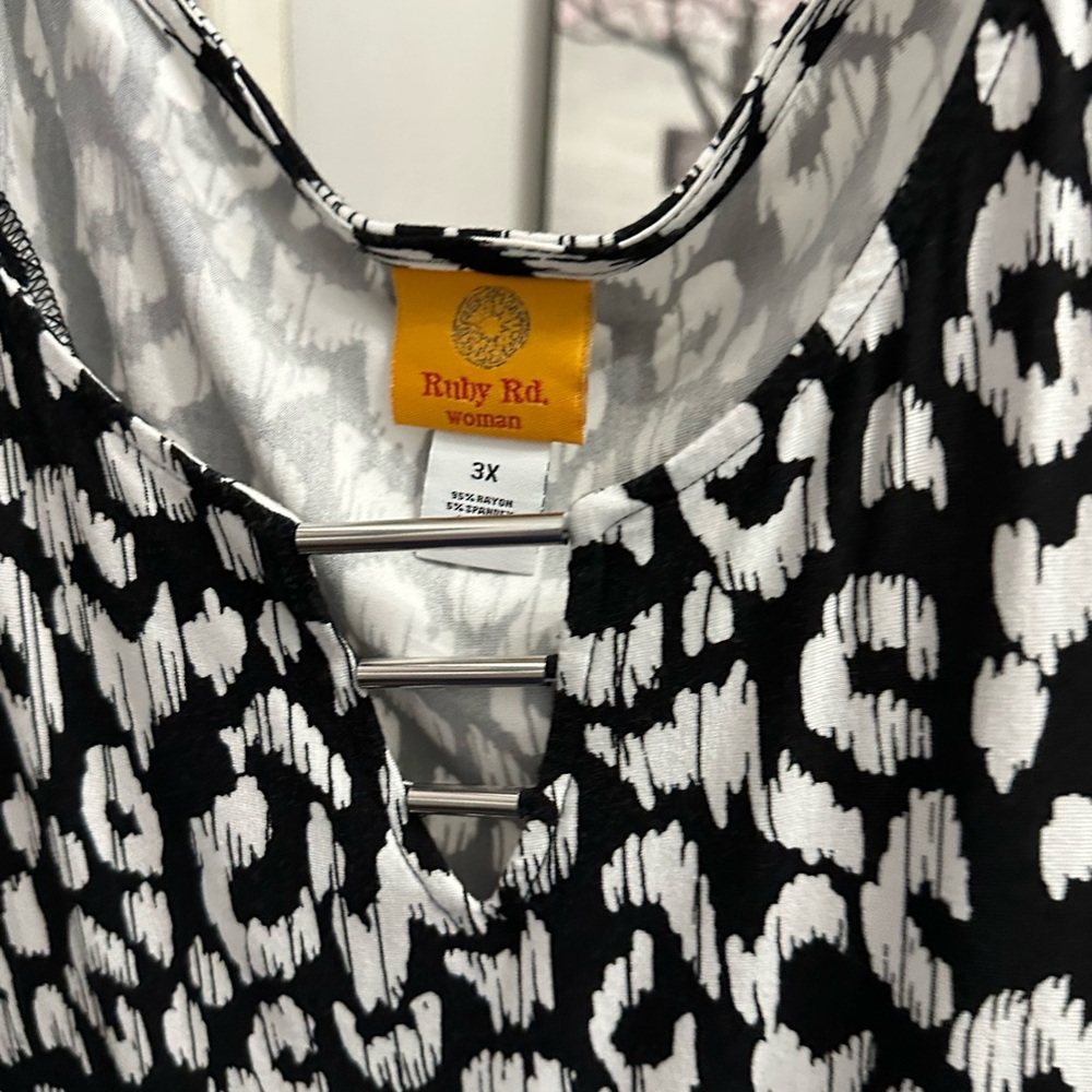 Ruby Rd. Monochrome Patterned Top - Picture 3 of 4